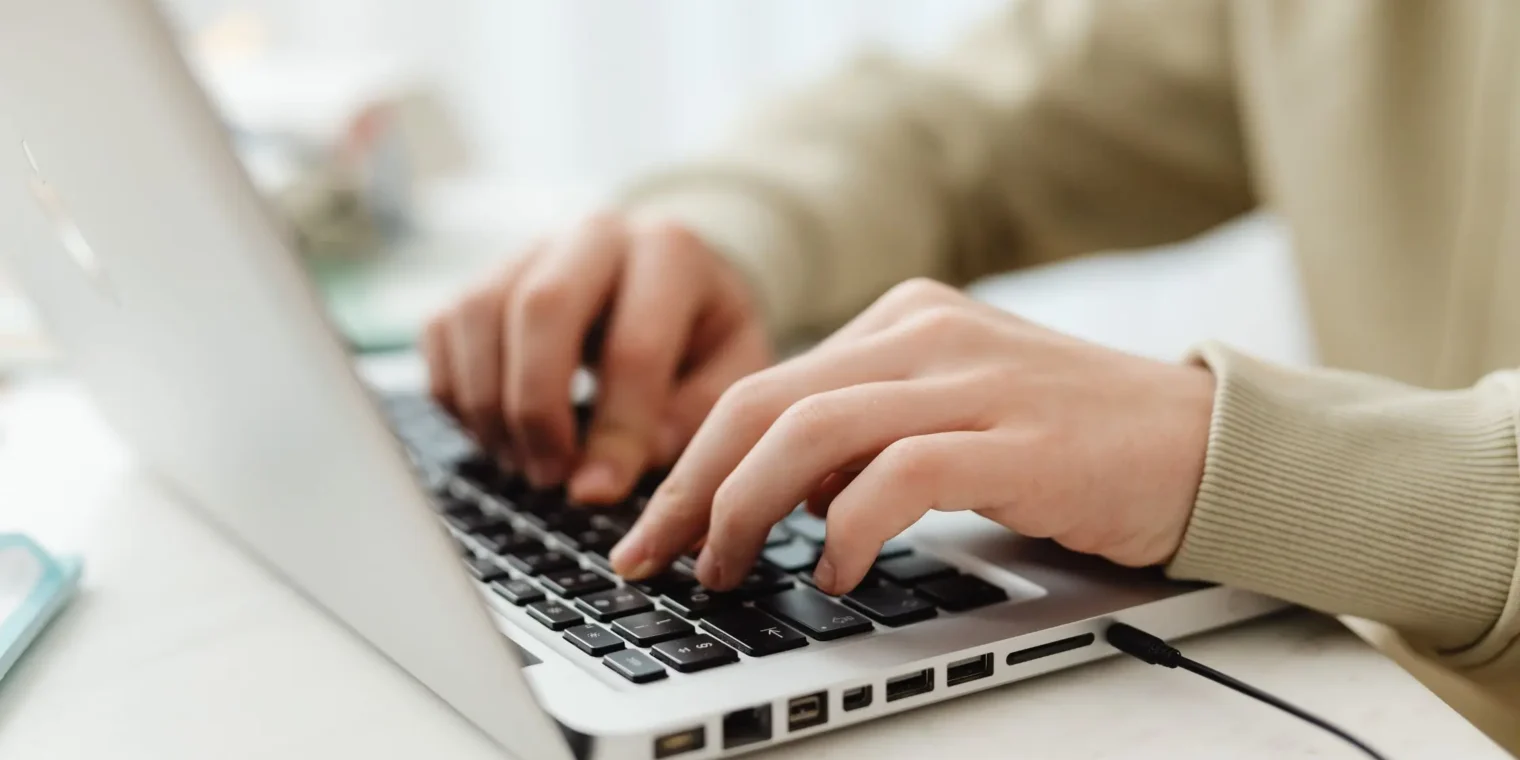 Créer un site internet sans compétences : guide complet 2026